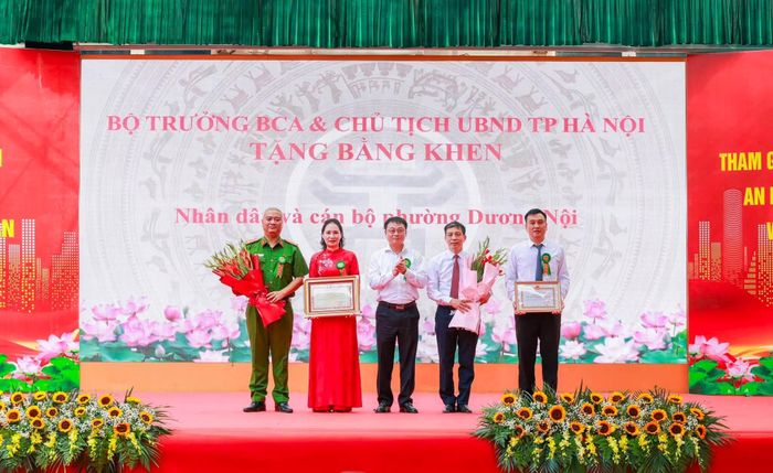 Biểu dương các tập thể, cá nhân có thành tích xuất sắc, đóng góp tích cực trong xây dựng phong trào toàn dân bảo vệ an ninh Tổ quốc.