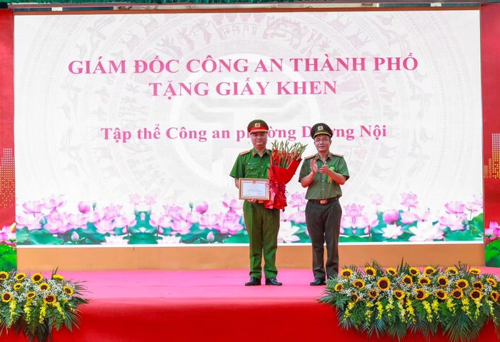 Biểu dương các tập thể, cá nhân có thành tích xuất sắc, đóng góp tích cực trong xây dựng phong trào toàn dân bảo vệ an ninh Tổ quốc.