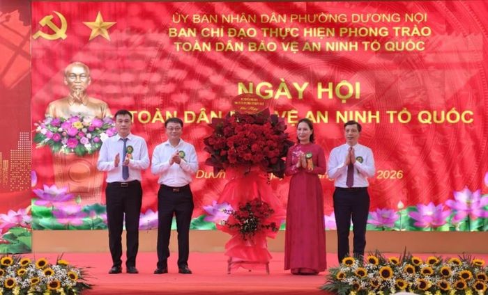 Đồng chí Nguyễn Hoài Nam - Thành Ủy viên, Viện trưởng Viện KSND TP Hà Nội tặng hoa chúc mừng Ngày hội.