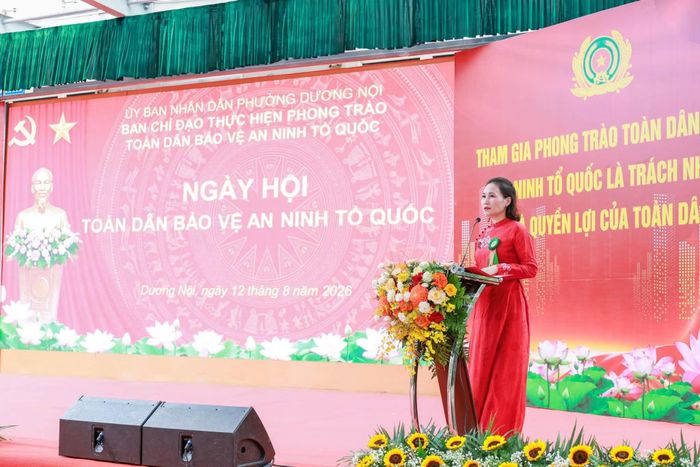 Đồng chí Cấn Thị Việt Hà - Bí thư Đảng ủy, Chủ tịch HĐND phường Dương Nội phát biểu đáp từ.