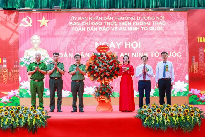 Lãnh đạo các phòng nghiệp vụ Công an thành phố Hà Nội tặng hoa chúc mừng Ngày hội.