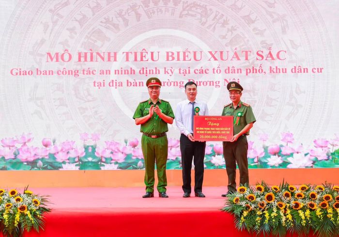 Biểu dương các tập thể, cá nhân có thành tích xuất sắc, đóng góp tích cực trong xây dựng phong trào toàn dân bảo vệ an ninh Tổ quốc.