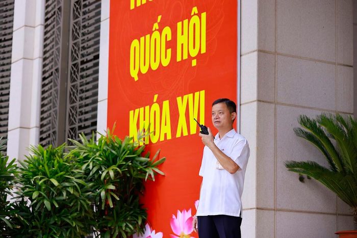 Công tác bảo vệ mục tiêu, kiểm soát an ninh được triển khai chặt chẽ, góp phần bảo đảm an toàn tuyệt đối cho lãnh đạo Đảng, Nhà nước và các đại biểu tham dự Kỳ họp.