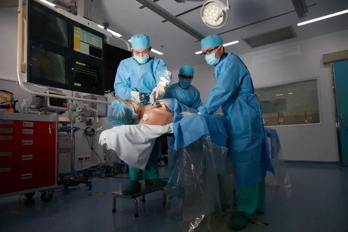 Các bác sĩ Tim mạch tại Bệnh viện FV đang thực hiện thủ thuật cứu bệnh nhân suy tim