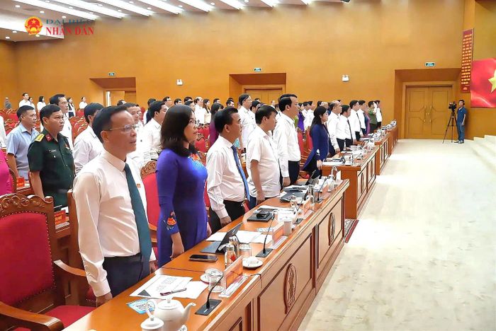 Các đại biểu thực hiện nghi thức chào cờ tại Kỳ họp thứ Sáu. Ảnh: Nguyễn Ánh