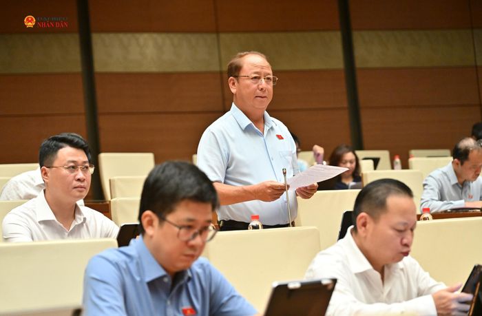 ĐBQH Sùng A Lềnh (Lào Cai) phát biểu. Ảnh: Quang Khánh