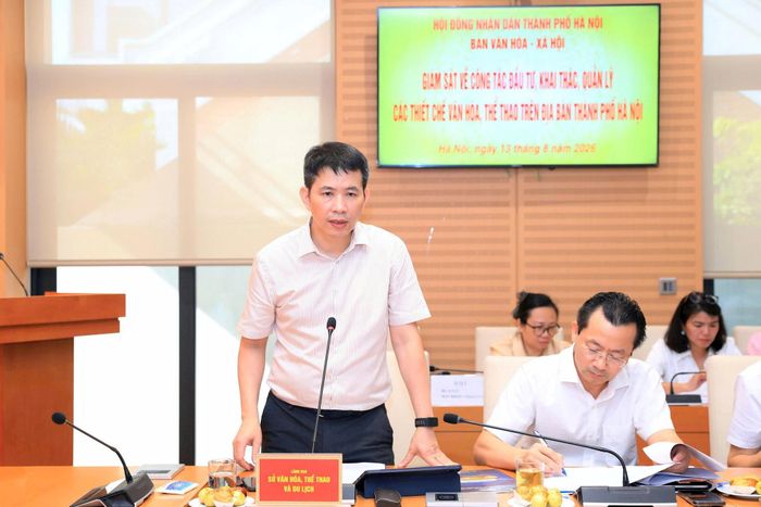 Giám đốc Sở Văn hóa, Thể thao và Du lịch Hà Nội Phạm Tuấn Long phát biểu làm rõ một số vấn đề Đoàn giám sát đặt ra. Ảnh: Lê Hải