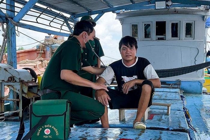 Quân y Hải đội Biên phòng thăm khám sức khỏe cho các ngư dân. Ảnh: Văn Long