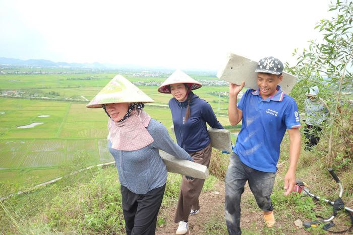 Đến thời điểm hiện tại, công trình ý nghĩa này đang bước vào giai đoạn nước rút. Trên sườn núi dốc, các lực lượng vừa tập trung vận chuyển vật liệu, vừa khẩn trương lắp ghép những tấm bê tông vào đúng vị trí để định hình từng nét chữ thiêng liêng.