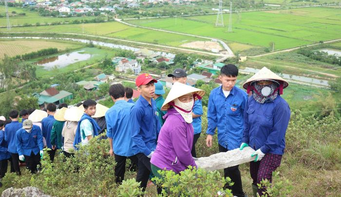 Trong sự chung sức của cộng đồng, dòng chữ “BÁC HỒ SỐNG MÃI” đang từng ngày được tái tạo, không chỉ để bền vững hơn trước thời tiết mà còn để lưu giữ một dấu ấn lịch sử, một biểu tượng về tình cảm của các thế hệ người dân nơi đây dành cho Chủ tịch Hồ Chí Minh.