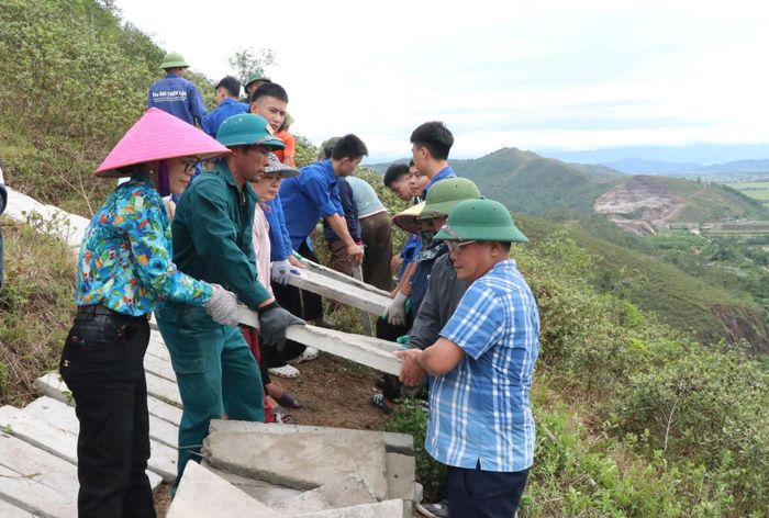 Để bảo vệ một di sản tinh thần vô giá, xã Lam Thành đã quyết định tái tạo hoàn toàn dòng chữ bằng phương án lắp ghép các tấm bê tông.