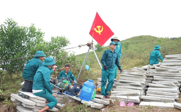 Song song với việc tái tạo dòng chữ “BÁC HỒ SỐNG MÃI”, xã Lam Thành còn dự kiến hoàn thành công trình cột cờ trên đỉnh Núi Nhón trước ngày 2/9. Sự kết hợp giữa lá cờ Tổ quốc tung bay nơi đỉnh núi và dòng chữ tri ân sâu sắc bên sườn núi sẽ tạo nên một quần thể công trình lịch sử - văn hóa đặc biệt. Đây không chỉ là món quà ý nghĩa chào mừng Ngày Quốc khánh 2/9, mà còn là biểu tượng kiêu hãnh về lòng yêu nước, tinh thần đại đoàn kết được khắc ghi vào lòng đất mẹ của quân và dân Lam Thành.