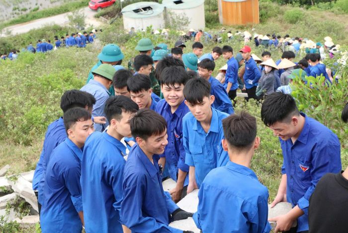 Để đẩy nhanh tiến độ, Đảng ủy, HĐND, UBND và Ủy ban MTTQ Việt Nam xã Lam Thành đã huy động hơn 1.000 cán bộ, chiến sĩ, giáo viên, đoàn viên, hội viên và người dân tham gia.