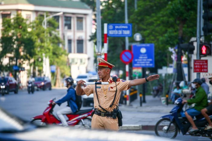 Len giữa dòng phương tiện trong giờ cao điểm là hình ảnh những chiến sĩ CSGT