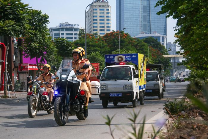 Lực lượng CSGT cùng Công an phường Giảng Võ tuần tra lưu động trên tuyến đường Nguyễn Chí Thanh