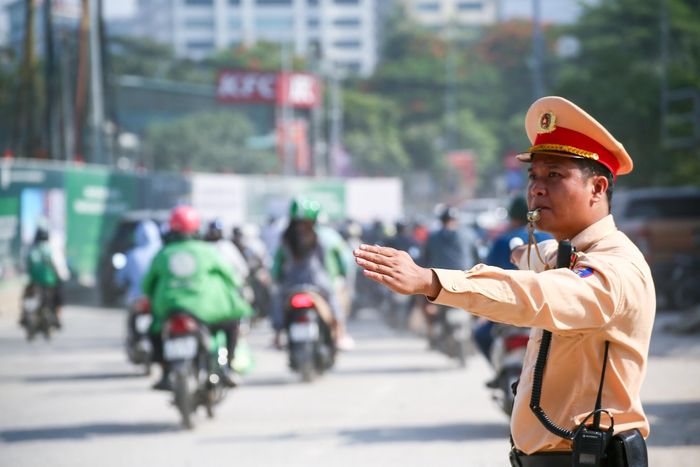 CSGT làm việc tại nút giao, nơi công trình thi công Vành đai 2