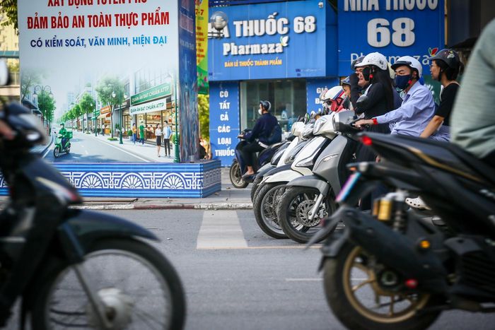 Người dân nghiêm chỉnh chấp hành hiệu lệnh của đèn tín hiệu giao thông