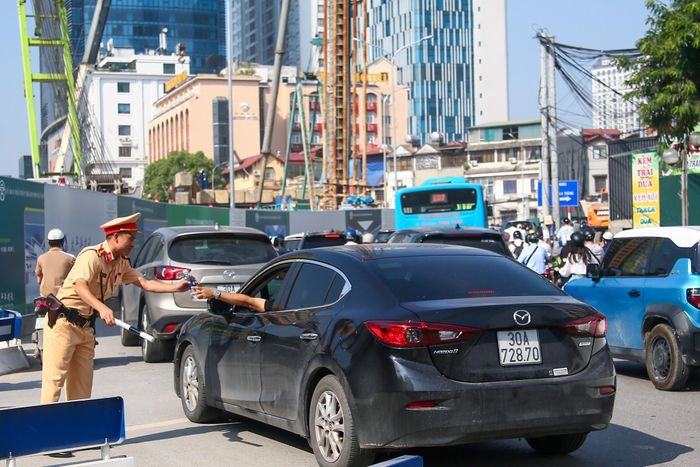 Một chai nước được người dân gửi đến các chiến sĩ thể hiện sự trân trọng đối với lực lượng làm nhiệm vụ