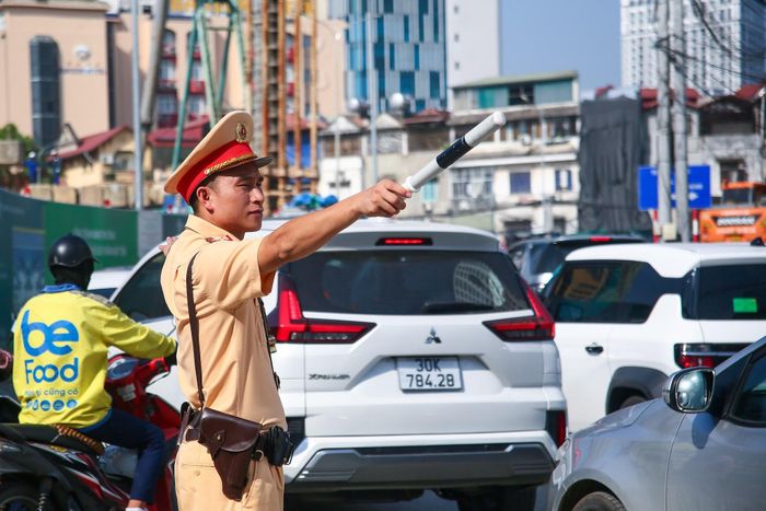 Với sự quyết tâm và trách nhiệm, CSGT đang căng mình thực hiện nhiệm vụ kép