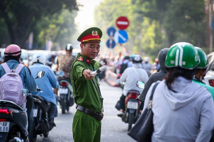 Công an phường Láng phối hợp phòng ngừa ùn tắc giao thông tại Nguyễn Chí Thanh - Huỳnh Thúc Kháng