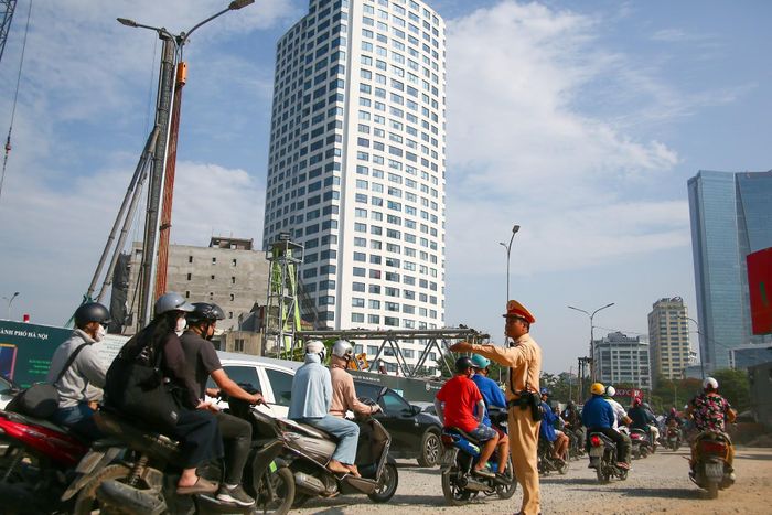 Việc điều chỉnh tổ chức giao thông phục vụ thi công ảnh hưởng không nhỏ đến hoạt động giao thông