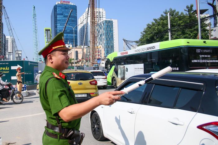 Công an phường Giảng Võ phối hợp lực lượng phân luồng giao thông