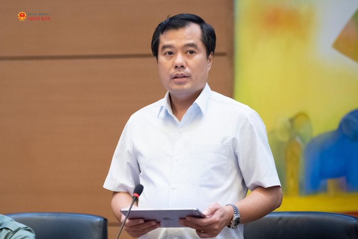 Phó Chủ nhiệm Văn phòng Quốc hội Nguyễn Mạnh Hùng báo cáo về tiến độ triển khai Đề án chuyển đổi số của Quốc hội