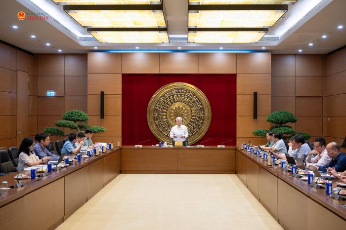 Phó Chủ tịch Thường trực Quốc hội Đỗ Văn Chiến làm việc với Văn phòng Quốc hội