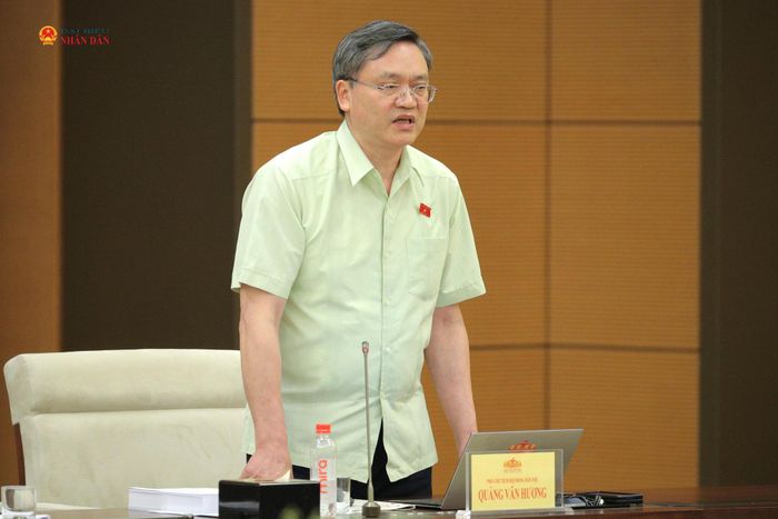 Phó Chủ tịch Hội đồng Dân tộc Quàng Văn Hương phát biểu tại phiên họp
