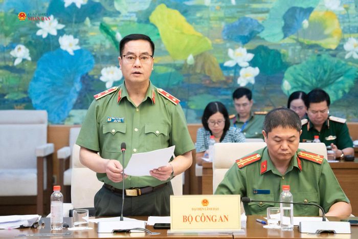 Cục trưởng Cục Pháp chế và cải cách hành chính, tư pháp, Bộ Công an, Trung tướng Phạm Công Nguyên phát biểu tại phiên họp