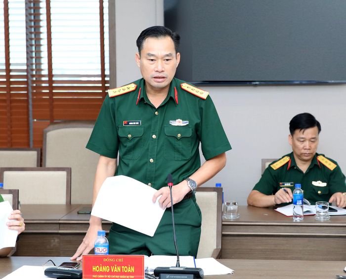 Đại tá Hoàng Văn Toàn, Phó Chính ủy Bộ Chỉ huy Quân sự tỉnh Lào Cai phát biểu. Ảnh: Tiến Lập