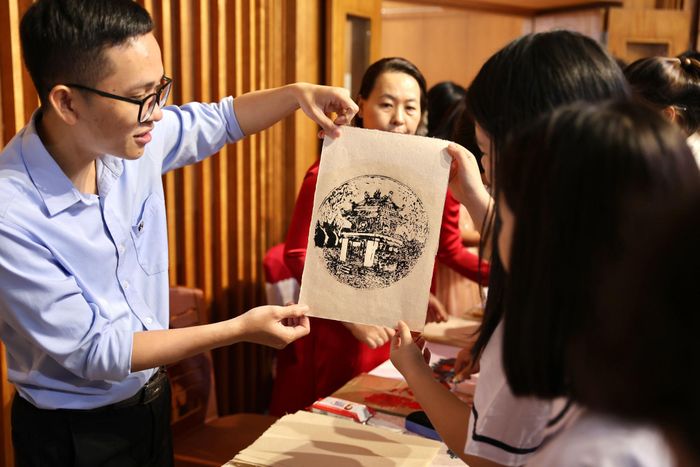 Hoạt động giáo dục bên lề triển lãm