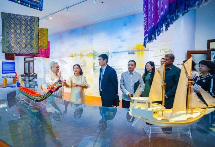 Thứ trưởng Hoàng Đạo Cương cùng các đại biểu tham quan Trung tâm Văn hoá ASEAN. Ảnh: Cổng TTĐT Bộ Văn hoá, Thể thao và Du lịch.