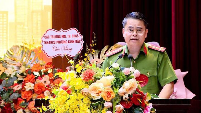 Đồng chí Thượng tá Đặng Thanh Phong, Ủy viên BTV, Bí thư Đảng ủy, Trưởng Công an phường Kinh Bắc báo cáo tại Ngày hội Toàn dân bảo vệ an ninh Tổ quốc năm 2026.