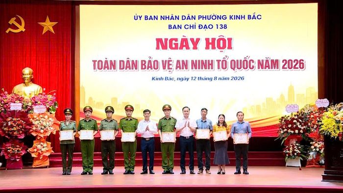 Lãnh đạo phường Kinh Bắc tặng Giấy khen cho các cá nhân, tập thể có thành tích tiêu biểu trong phong trào Toàn dân bảo vệ an ninh Tổ quốc.