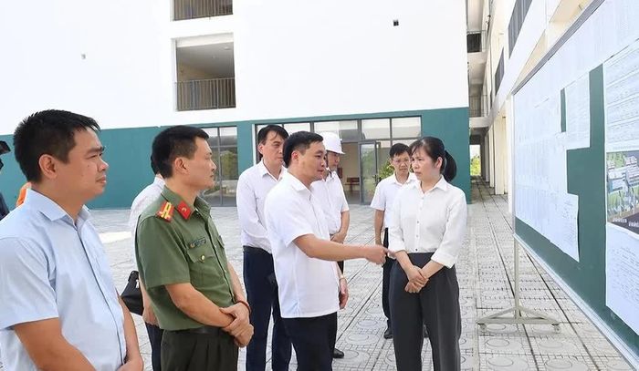 Ban chỉ đạo thi tỉnh Tuyên Quang kiểm tra công tác chuẩn bị thi lại tại Trường THPT chuyên Tuyên Quang. Ảnh Báo Tuyên Quang