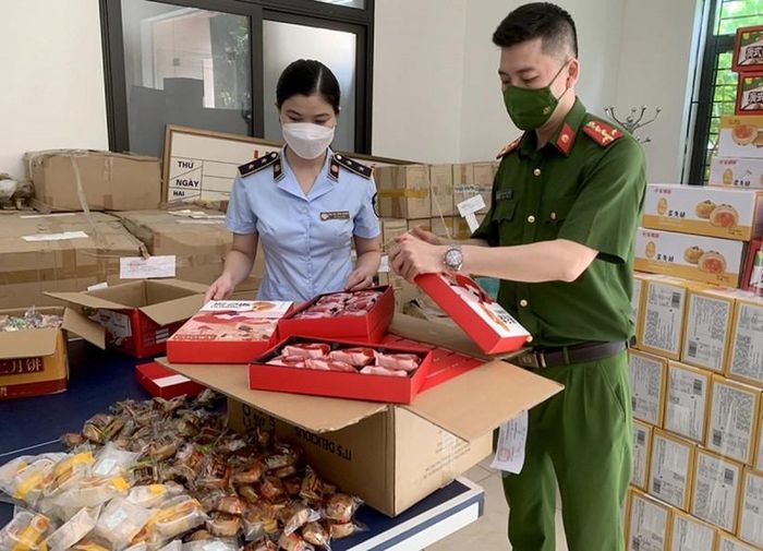 Cơ quan chức năng Hà Nội kiểm tra bánh trung thu (Ảnh: QLTT HN).