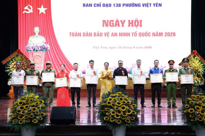 Các tập thể, cá nhân có thành tích xuất sắc trong phong trào toàn dân bảo vệ an ninh Tổ quốc được biểu dương, khen thưởng.