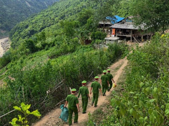 Công an xã Keng Đu vượt núi, băng rừng đưa tiện ích số đến với đồng bào