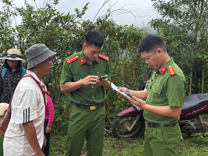 Cán bộ Công an xã Keng Đu “hóng sóng” trên đồi để kích hoạt tài khoản định danh điện tử mức độ 2, tích hợp giấy tờ và hướng dẫn người dân bản Khe Linh sử dụng VNeID