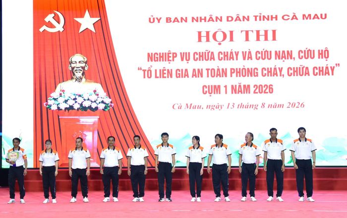 Các đội thi ra mắt tại hội thi.