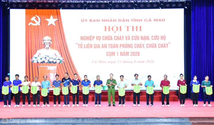 Đại tá Trần Văn Thi, Phó Giám đốc Công an tỉnh Cà Mau trao cờ lưu niệm cho các đội thi.