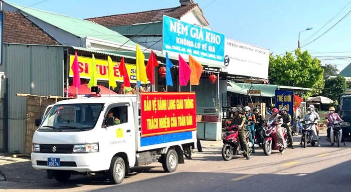 Công an xã Quế Sơn Trung tổ chức tuyên truyền lưu động về trật tự, an toàn giao thông.