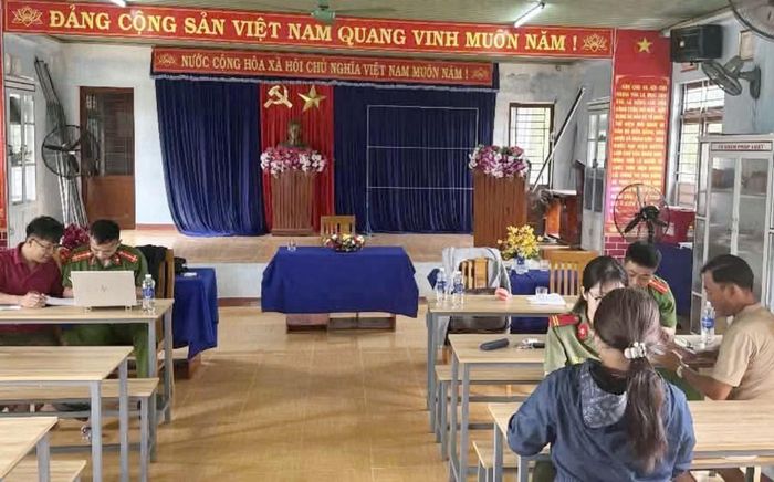 Công an xã Quế Sơn Trung cử lực lượng xuống tận các thôn để hỗ trợ người dân thực hiện chuyển đổi số.