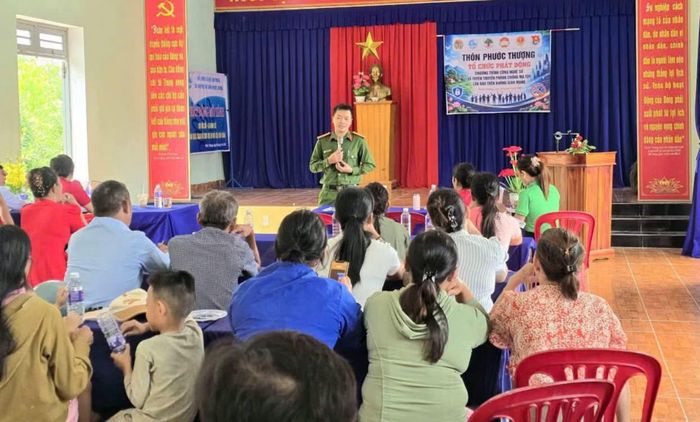 Công an xã Quế Sơn Trung tổ chức tuyên truyền pháp luật cho nhân dân thôn Phước Thượng.