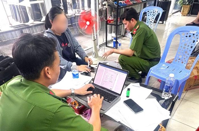 Phòng Cảnh sát kinh tế - Công an tỉnh Cà Mau phát hiện hộ H.B. (phường Lý Văn Lâm), kinh doanh nhiều sản phẩm quần áo xâm phạm quyền sở hữu công nghiệp.