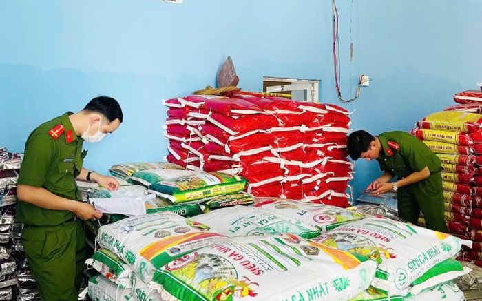 Lực lượng Cảnh sát kinh tế - Công an tỉnh Cà Mau tăng cường kiểm tra, xử lý vi phạm xâm phạm sở hữu trí tuệ trong lĩnh vực vật tư nông nghiệp.