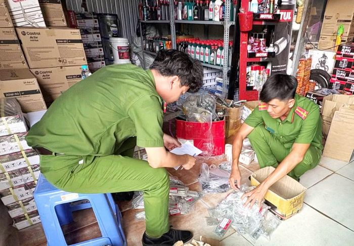 Phòng Cảnh sát kinh tế - Công an tỉnh Cà Mau phối hợp Công an phường Bạc Liêu kiểm tra Công ty dầu nhớt và phụ tùng xe máy L.P.Đ.