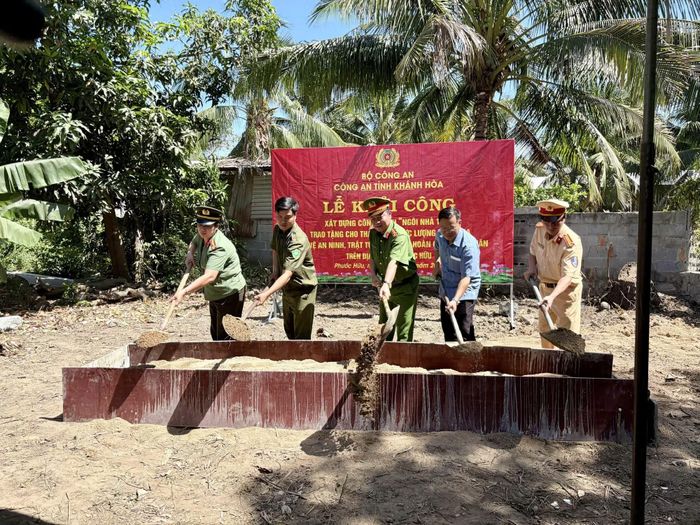 Lãnh đạo Công an tỉnh Khánh Hòa cùng đại diện đơn vị nghiệp vụ và cấp ủy, chính quyền xã Phước Hữu thực hiện nghi thức động thổ khởi công xây dựng "Ngôi nhà 19/8" trao tặng gia đình anh Phan Minh Tùng.