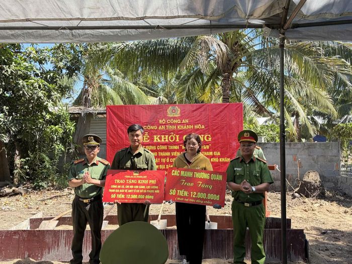 Công an xã Phước Hữu trao bảng tượng trưng hỗ trợ kinh phí xây dựng "Ngôi nhà 19/8" trao tặng gia đình anh Phan Minh Tùng.